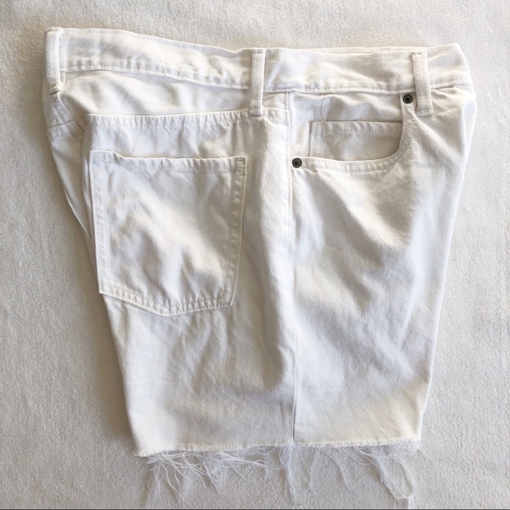 Old Navy Women’s Slouchy Straight Cut Off Denim Shorts in Calla Lily White, 8 - Picture 12 of 13
